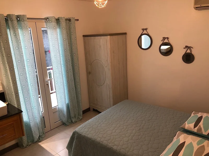 La chambre Confort 2, son lit double et ses rideaux
