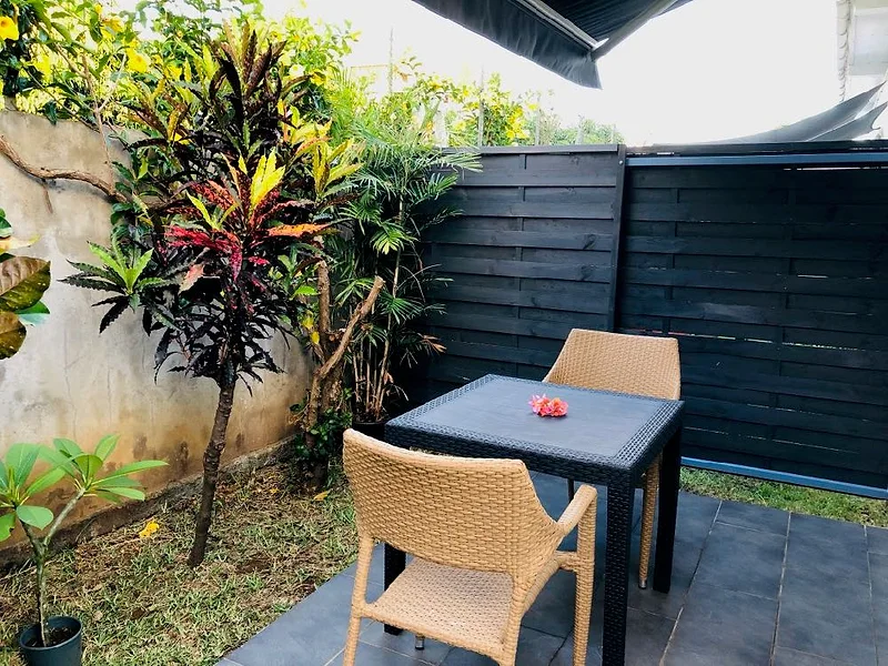 La terrasse de la chambre Confort 3, sa table et le jardin