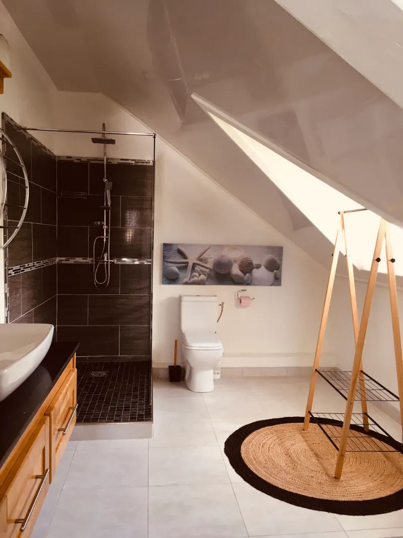 La salle d'eau de l'étage et sa douche à l'italienne