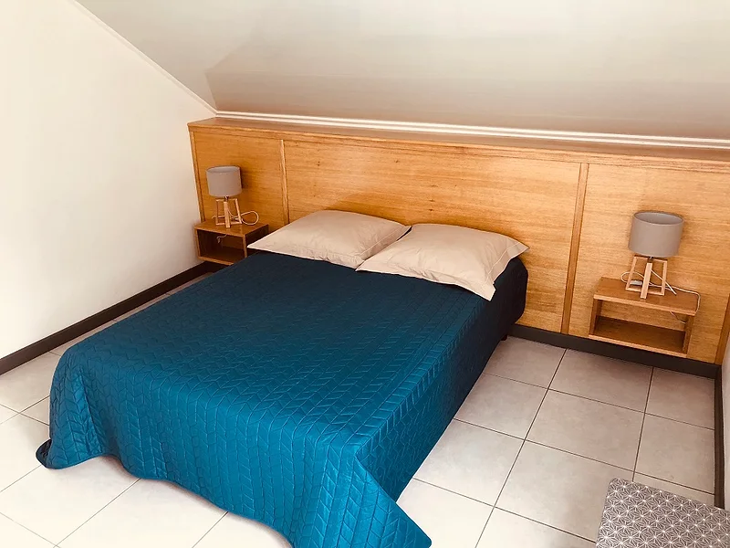 La chambre Éco 6 et son lit double