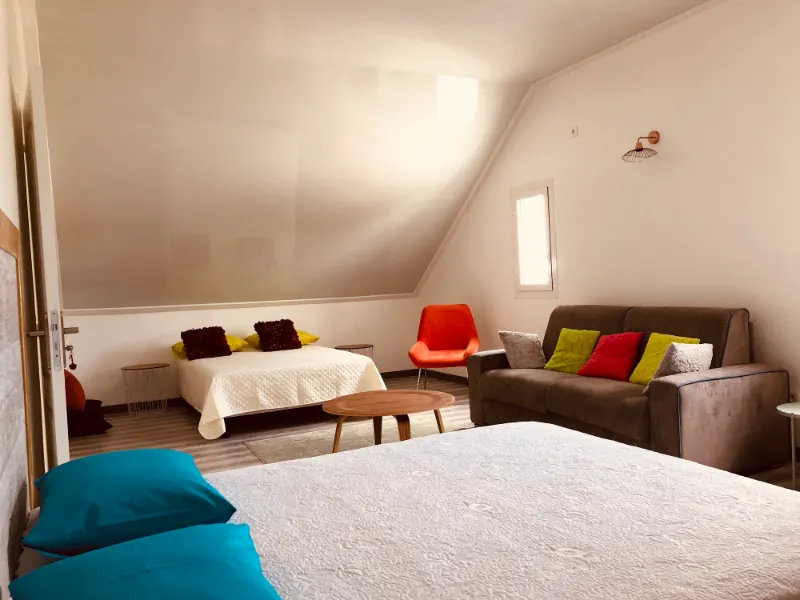 La chambre Famille, ses deux lits et son coin salon