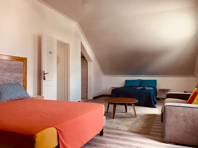 La chambre Famille, ses deux lits, son coin salon et sa table basse