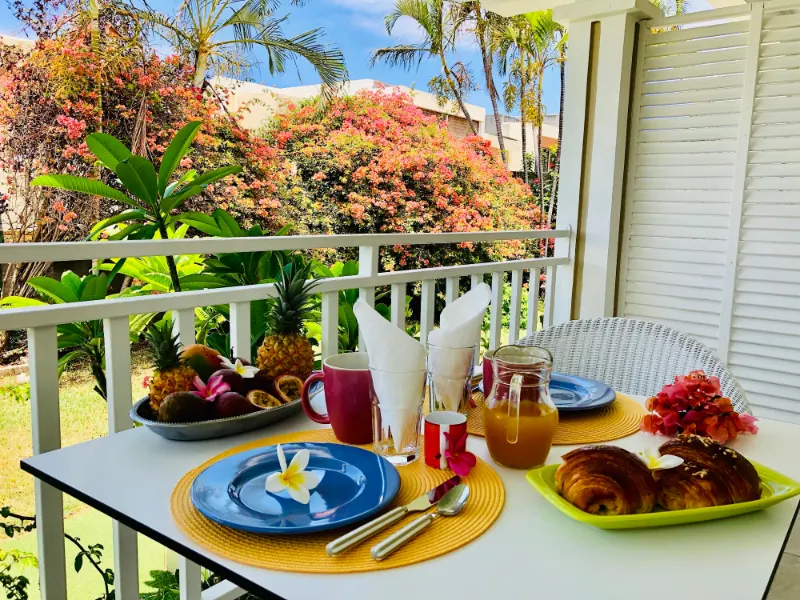 Une terrasse ouverte sur le jardin fleuri